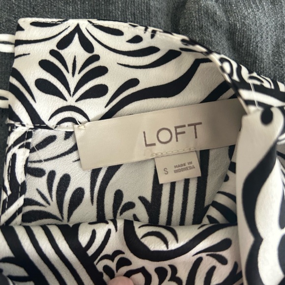 LOFT NWT silky top. Size Small - Picture 3 of 4